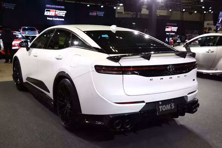 M’z Speed cũng mang đến 1 bản độ Toyota Crown Crossover ấn tượng. Bản độ được tùy chỉnh với cản trước góc cạnh và chắn chắn, kết hợp với hốc gió rộng cùng họa tiết tam giác.