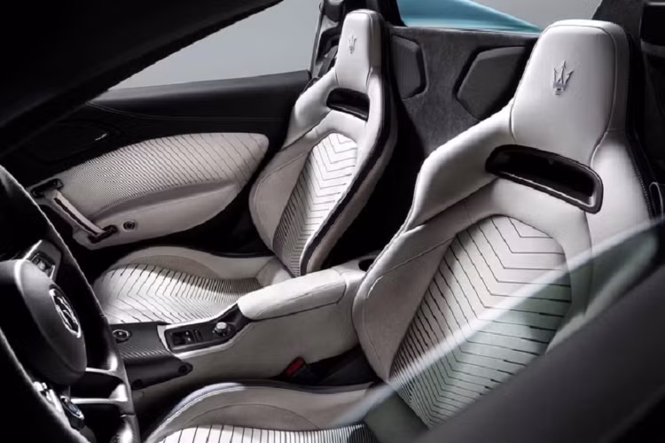 Không gian chứa đồ trên Maserati MC20 Cielo rất “khiêm tốn” nhằm cắt giảm trọng lượng, tối ưu hiệu suất vận hành. Cụ thể, cốp trước/sau có dung tích lần lượt là 50 lít và 100 lít đủ để đem theo vài vật dụng cá nhân nhỏ.
