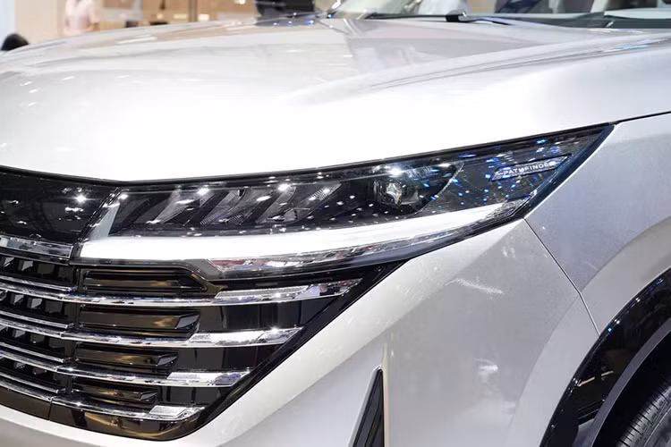 So với phiên bản concept, Nissan Pathfinder 2024 sở hữu thiết kế ngoại thất không thay đổi nhiều. Được áp dụng ngôn ngữ thiết kế mới nhất của thương hiệu Nissan, mẫu xe này có điểm nhấn là lưới tản nhiệt cỡ lớn với những nan mạ crôm nằm vắt ngang. Thiết kế lưới tản nhiệt này khiến khu vực đầu xe như rộng và bề thế hơn.