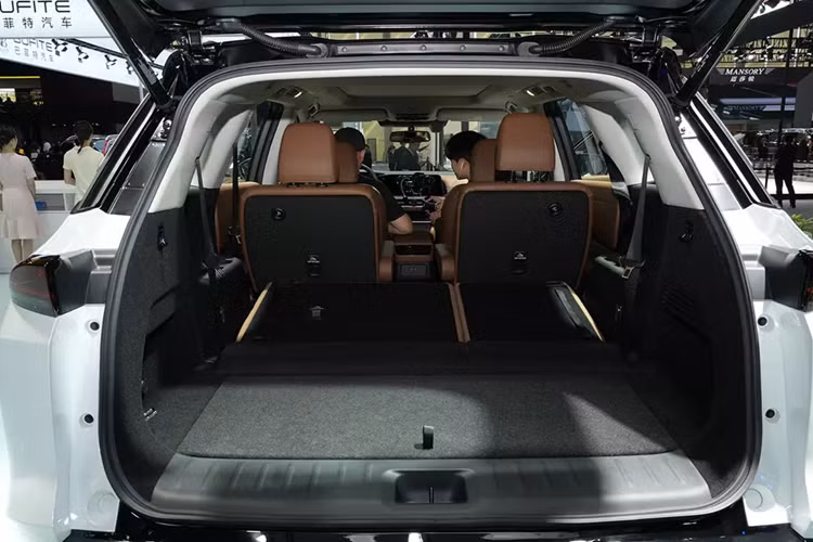 Nissan Pathfinder 2024 dành cho Trung Quốc được cho là dùng cơ sở gầm bệ D Platform cũ, tương tự SUV hạng sang Infiniti QX60. "Trái tim" của mẫu xe này là động cơ xăng 4 xi-lanh, tăng áp, dung tích 2.0L, cho công suất tối đa 252 mã lực và mô-men xoắn cực đại 350 Nm, dùng chung với Infiniti QX60 đang bán tại Trung Quốc.