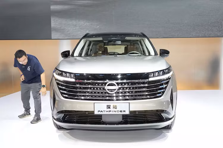 Được định vị trong phân khúc SUV cỡ trung và cỡ lớn, Nissan Pathfinder 2024 có kích thước dài x rộng x cao lần lượt 5.130 x 1.981 x 1.767 mm cùng chiều dài cơ sở 2.900 mm. Với kích thước này, tân binh nhà Nissan sẽ cạnh tranh với Hyundai Palisade, Ford Explorer và Kia Telluride.