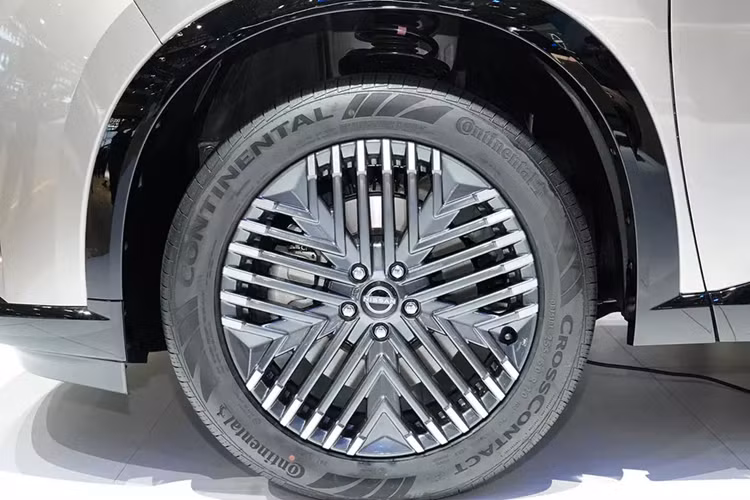 Ngoài ra, lưới tản nhiệt của Nissan Pathfinder 2024 còn tạo cảm giác nối liền với cụm đèn pha LED mượt mà và dải đèn LED định vị ban ngày ở hai bên. Trong khi đó, cản trước của xe đi kèm hốc gió trung tâm rộng và 2 khe gió hình tam giác nằm dọc.