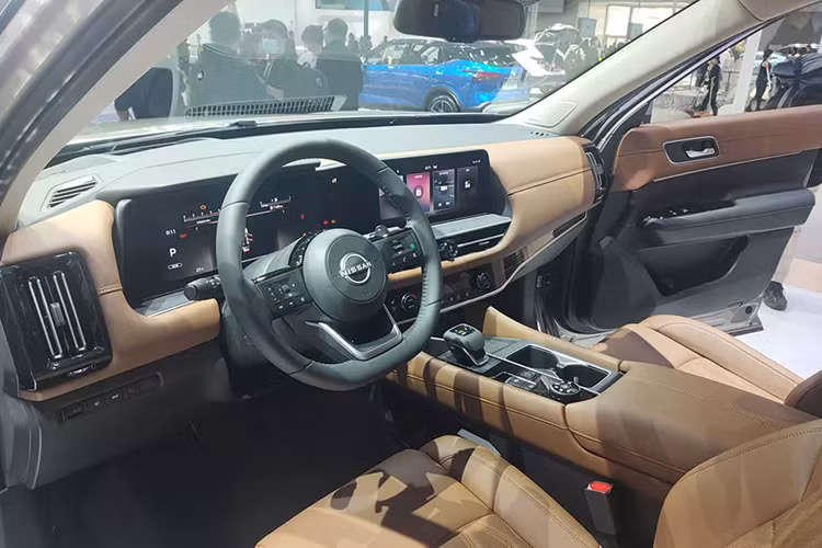 Các cột của xe cũng được sơn màu đen bóng, tạo hiệu ứng nóc trôi nổi cho mẫu SUV này. Bên trong Nissan Pathfinder 2024 là không gian nội thất 3 hàng ghế với 2 cấu hình chỗ ngồi, bao gồm 2+2+2 và 2+3+2. Với cấu hình 6 chỗ ngồi, xe sẽ được trang bị 2 ghế thương gia ở giữa. 2 ghế này có đủ tính năng sưởi ấm/làm mát và rèm che nắng.