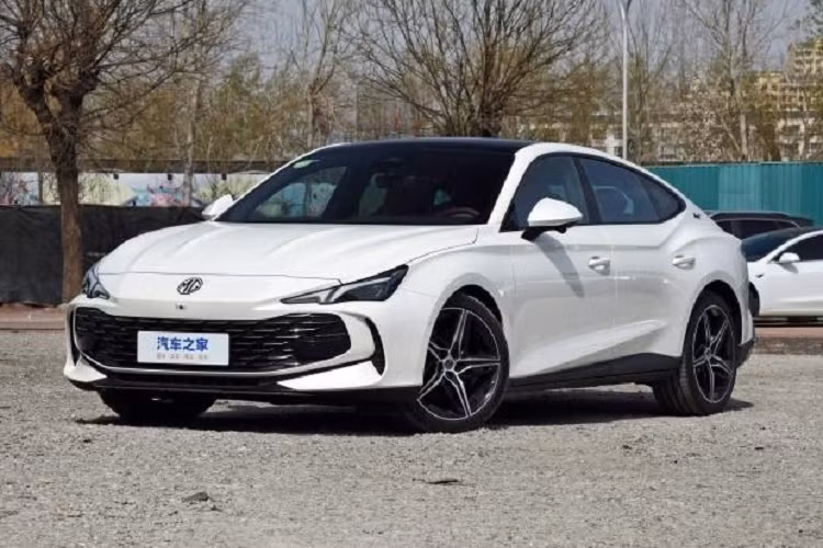 MG7 2023 mới không chỉ có sự sang trọng và thanh lịch của một chiếc sedan cao cấp mà còn có tính thể thao của một chiếc xe hiệu suất cao. Đèn pha kiểu tam giác sắc cạnh được trang bị dải đèn LED đôi bên trong, hốc thông gió hai bên yếm trước tăng thêm phần thể thao, nhìn từ bên thân xe