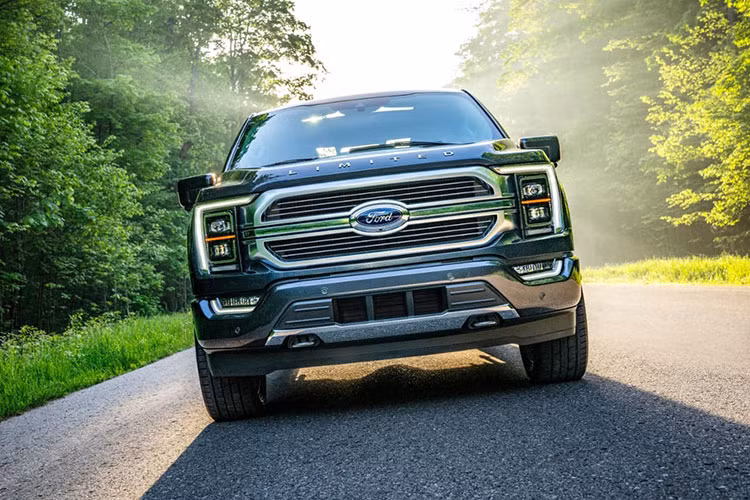 Theo báo cáo của Automotive News, bên cạnh bản cập nhật giữa vòng đời sắp tới cho Ford F-150 2024, nhà sản xuất Mỹ cũng đang phát triển thế hệ tiếp theo của mẫu bán tải này và dự kiến ra mắt vào năm 2026. Hiện vẫn chưa có nhiều thông tin liên quan đến mẫu xe hoàn toàn mới, nhưng mong rằng nó sẽ được điện khí hóa và thay đổi mạnh mẽ từ thiết kế.