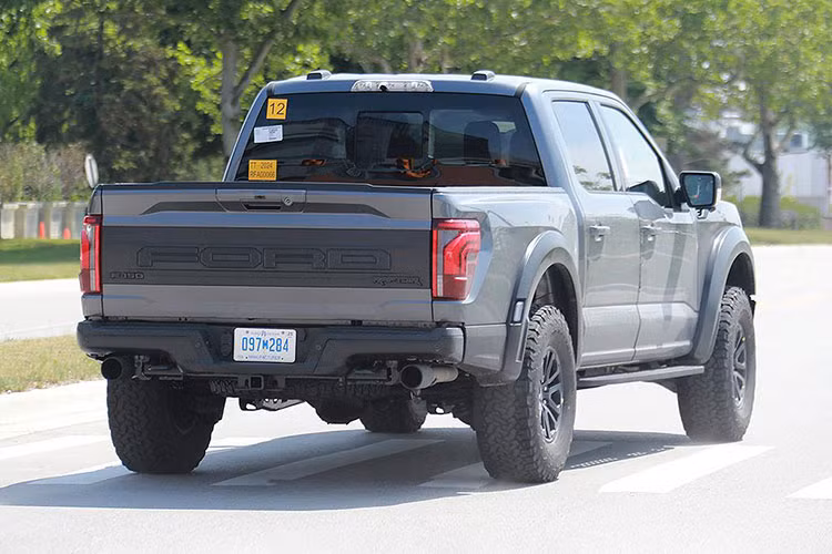 Ngoài ra, Ford công bố sẽ tích hợp hệ thống thông tin giải trí chạy hệ điều hành Android tích hợp sẵn ứng dụng Google lên các dòng sản phẩm của mình từ năm nay. Ta có thể kỳ vọng Ford F-150 2024 sẽ mặc định có bản đồ Google Maps, trợ lý ảo Google Assistant hay chợ ứng dụng Google Play ngay từ khi lăn bánh khỏi nhà máy.