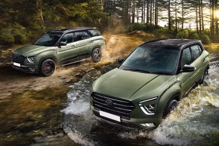 Tại thị trường Ấn Độ, xe có 2 bản trang bị là SX và SX (O), giá xe Hyundai Creta Adventure 2023 dao động từ 1,517 - 1,789 triệu Rupee (khoảng 434 - 511 triệu đồng). Ngoài Creta, hãng Hyundai còn bổ sung phiên bản Adventure mới cho Alcazar ở thị trường Ấn Độ. Điều này không có gì lạ vì Hyundai Alcazar chính là phiên bản 7 chỗ của Creta. 