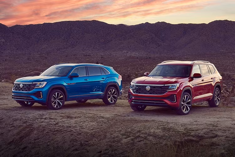 Ở phần đầu xe, cả Atlas 2024 và Atlas Cross Sport 2024 đều có một số thay đổi. Xe nổi bật với một cặp đèn pha lớn hơn được nối với nhau bằng một thành đèn LED phía trên biểu tượng VW được chiếu sáng.