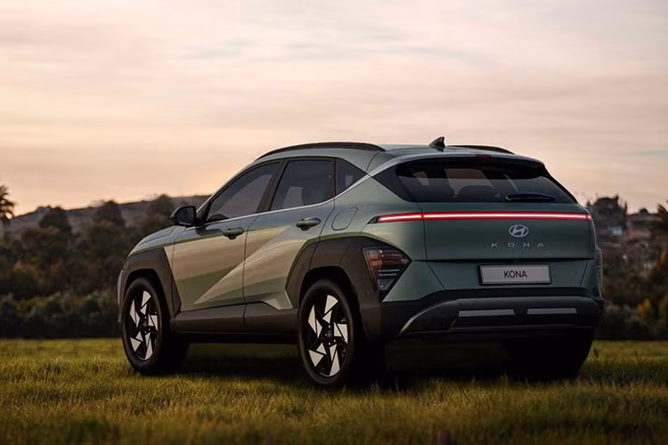 Hãng xe Hyundai cho biết “cách tiếp cận độc đáo này cho phép họ mang tư duy thiết kế lấy công nghệ làm trung tâm cho tất cả các biến thể của Kona 2024 mới.”