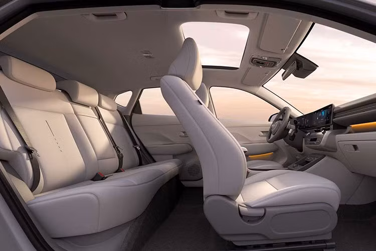 Nội thất Hyundai Kona mang thiết kế khá giống xe điện Ioniq 5 với điểm nhấn là bảng đồng hồ kỹ thuật số và màn hình trung tâm cảm ứng đều có kích thước 12.3 inch. Hàng ghế sau cũng được thiết kế lại đem đến không gian thoáng đãng hơn cũng như tối ưu khoang hành lý.