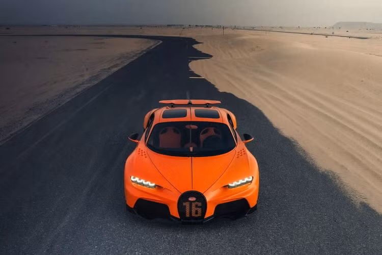 Cuối cùng, những chiếc xe sẽ được kiểm tra trong đường hầm ánh sáng của Bugatti trong 10 giờ để tìm ra những khuyết điểm nhỏ nhất. Tất cả các công đoạn này đều nhằm mục đích tạo ra một lớp sơn hoàn hảo gần như tuyệt đối.