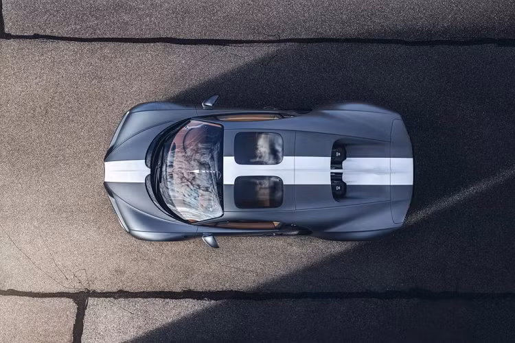 Christophe Piochon - Chủ tịch Bugatti cho biết: “Ettore Bugatti lớn lên trong một gia đình nghệ sĩ và những bức vẽ của ông ấy là ô tô. Ông ấy đã coi chúng là tác phẩm nghệ thuật trước khi ra mắt. Chúng tôi vẫn lưu giữ điều đó ở Bugatti cho đến ngày nay, để đảm bảo rằng mọi thiết kế và sản xuất đều được hoàn thiện với sự cống hiến hết mình cho tính thẩm mỹ”.