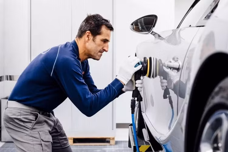 Trước khi lớp sơn lót đầu tiên được phun lên bề mặt xe, các chuyên gia của Bugatti phải kiểm tra rất kỹ lưỡng để tìm ra các vết rỗ, kể cả cực nhỏ và quá trình này không sử dụng bất kỳ máy móc hay rô-bốt nào. Thay vào đó là con mắt tự nhiên để phát hiện những điểm không hoàn hảo và sự nhạy cảm từ đôi bàn tay của các chuyên gia. Chỉ riêng công đoạn này đã mất hơn 100 giờ trên mỗi chiếc xe.