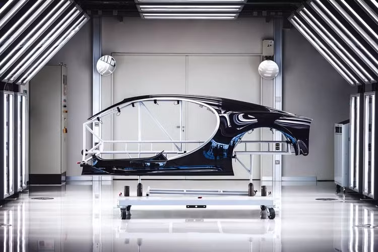 “Việc sơn một chiếc siêu xe thể thao Bugatti không chỉ đòi hỏi chuyên môn rất cao, mà nó còn là sự cam kết. Bên cạnh đó là tham vọng luôn đáp ứng các tiêu chuẩn chất lượng cao của thương hiệu, tuần này qua tuần khác, hết xe này đến xe khác,” Simon Vetterling - Chuyên gia sơn thân xe Bugatti cho biết.