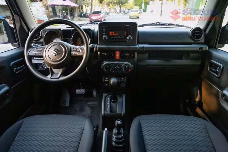 Suzuki Jimny có thông số kích thước tổng thể tương ứng dài 3.480 mm, rộng 1.645 mm, cao 1.720 mm và chiều dài cơ sở đạt 2.250 mm, chỉ ngang ngửa với một mẫu xe gầm cao cỡ A như Toyota Raize hay Kia Sonet. Ngoại hình xe mang phong cách việt dã, gợi nhớ đến các mẫu SUV Land Rover Defender hay Mercedes-Benz G-Class.