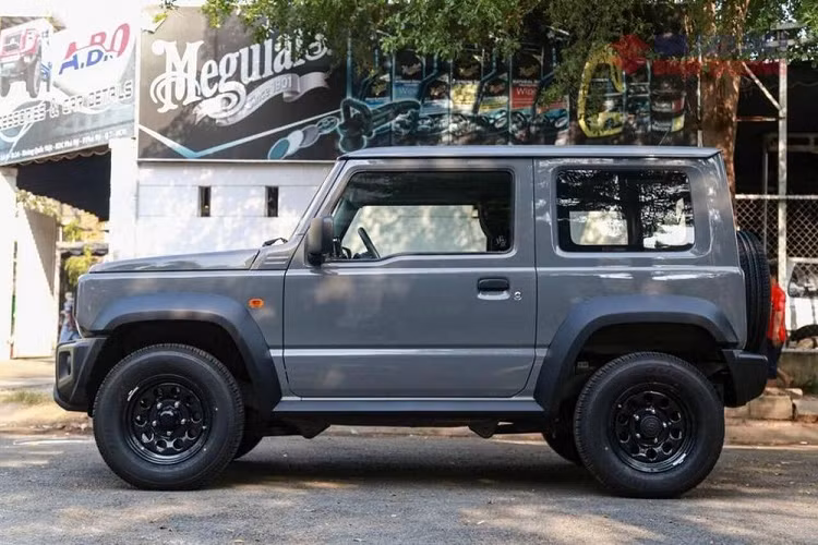 Với mức giá xe Suzuki Jimny tại Việt Nam tương đối dễ tiếp cận, không khó hiểu khi xe đã được khá nhiều khách hàng đặt cọc. Tại thị trường châu Âu, Suzuki Jimny có giá 15.499 bảng Anh (457 triệu đồng). Tại Thái Lan, mẫu xe này có giá khá cao, dao động từ 1,55 - 1,68 triệu baht (1,137 tỉ - 1,233 tỷ đồng).