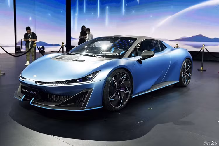 Hiện tại, quá trình bán trước Hyper SSR đã bắt đầu, giá xe Aion Hyper SSR EV 2024 phiên bản cơ bản được tiết lộ là 1.286.000 nhân dân tệ (tương đương 4,4 tỷ đồng) và giá bán trước của phiên bản Aion Hyper SSR Ultimate là 1.686.000 triệu nhân dân tệ, tương đương 5,79 tỷ đồng.