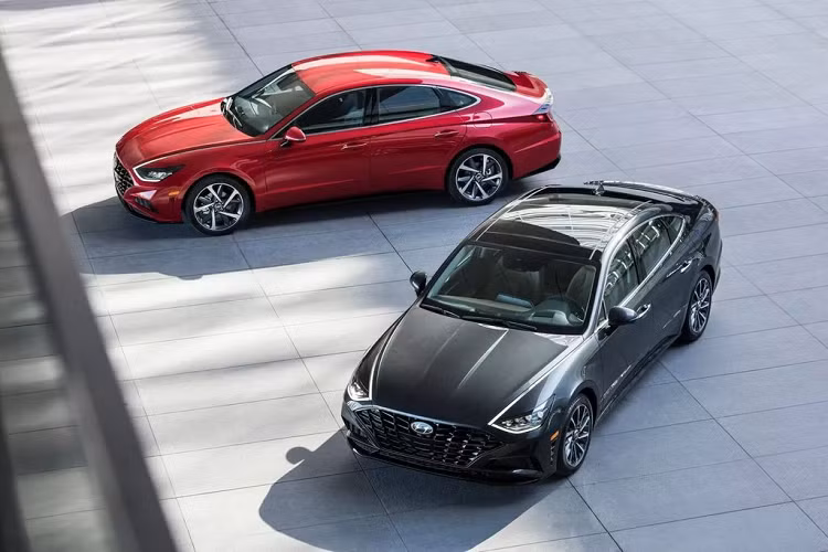 Tiếp đến là thiết kế hình lục giác, mang tính nhận diện thương hiệu của Hyundai cũng được cải tiến. Logo của hãng cũng đã được chuyển vị trí trung tâm lưới tản nhiệt lên trên nắp ca-pô, tương tự phong cách của Hyundai Accent thế hệ mới.