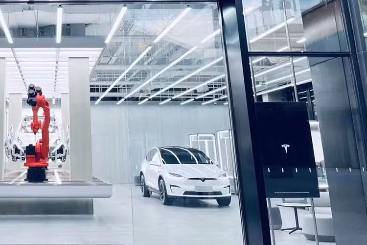 Nhằm giúp khách hàng tìm hiểu về cách chế tạo xe điện, Tesla đã chính thức mở cửa Giga Lab đầu tiên tại Thành Đô, Trung Quốc và đón tiếp khách tham quan từ đầu tháng 6. Tại đây, hãng xe điện nước Mỹ sẽ trưng bày một phần quy trình sản xuất của mình trong một không gian nhỏ.