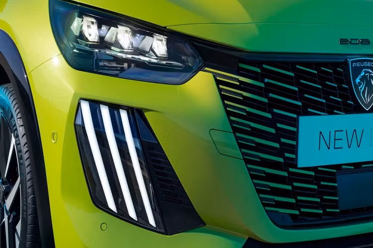 Thay đổi tiếp theo của Peugeot 208 2024 là vành la-zăng bên sườn. Tùy theo phiên bản, xe sẽ dùng vành 16 inch hoặc 17 inch. Trong đó, vành 17 inch được phay xước 2 màu, tạo cảm giác thể thao hơn. Ở khu vực phía sau, Peugeot 208 2024 cũng có một số cải tiến, thể hiện rõ qua đèn hậu. Bên trong đèn hậu LED là những dải đèn nằm ngang thay vì nằm dọc như phiên bản cũ.