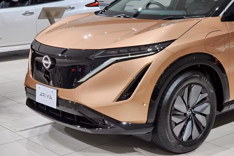 Cụ thể, Nissan Ariya sở hữu chiều dài 4.595 mm, chiều rộng 1.850 mm, chiều cao 1.655 mm và chiều dài cơ sở 2.775 mm. Nếu được bán ở Đông Nam Á trong thời gian tới, mẫu xe này sẽ cạnh tranh với những đối thủ như Toyota bZ4X, Hyundai Ioniq 5 và Kia EV6.