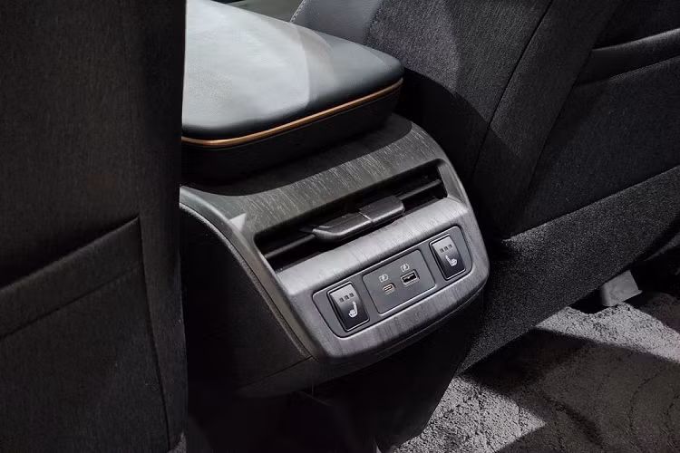 Trong khi đó, thông số vận hành của Nissan Ariya sẽ thay đổi theo phiên bản. Cụ thể, xe có 4 phiên bản, bao gồm 2 phiên bản dẫn động 1 cầu 2WD và 2 phiên bản dẫn động 2 cầu 4WD. Phiên bản tiêu chuẩn là Standard Range 2WD sẽ sở hữu 1 mô-tơ điện với công suất tối đa 218 mã lực và mô-men xoắn cực đại 300 Nm.