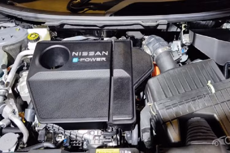 Sức mạnh của mẫu xe SUV Nissan X-Trail e-Power đến từ động cơ xăng KR15DDT 3 xi-lanh, dung tích 1.5L tăng áp kết hợp với motor điện BM46. Là động cơ hybrid nối tiếp (series-hybrid), động cơ xăng chỉ đóng vai trò là máy phát điện cung cấp điện năng cho bộ pin điện áp cao 1,8 kWh.