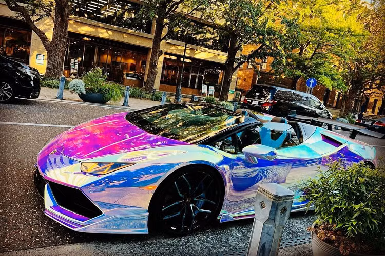 Tuy nhiên sau khi được khoác “áo mới”, Aventador của Morohoshi giờ đắt thêm khoảng 1,35 triệu USD. Ngoài ra, ông còn thay bộ la-zăng Lexani, ống giảm thanh và trang bị thêm đèn LED.