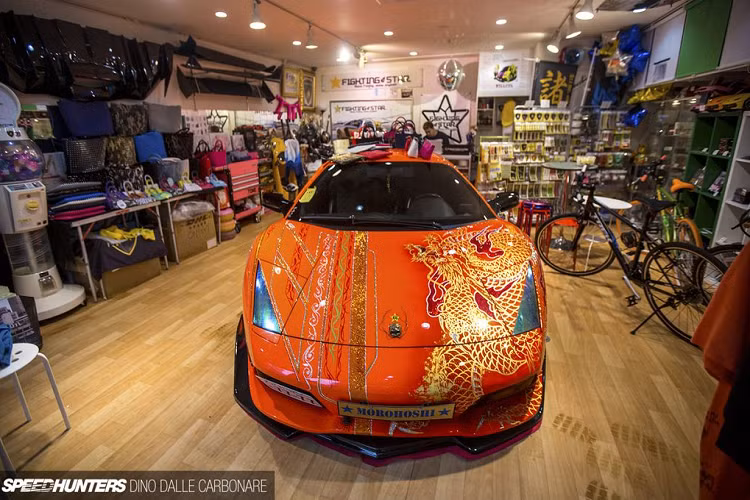 Ngoài kim cương, Shinichi Morohoshi cũng đặc biệt thích độ nhiều đèn LED lên xe. Chiếc siêu xe Lamborghini Aventador độ toàn đèn LED khiến ai nhìn cũng cảm thấy lóa mắt này là một ví dụ điển hình.
