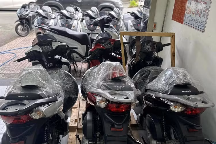 Cũng theo người bán, bánh trước của chiếc Honda SH 150i đời 2012 nhập Ý này còn chưa được lắp lên xe. Xe thuộc đời cuối cùng của SH thế hệ thứ 6, trước khi thế hệ thứ 7 ra mắt.