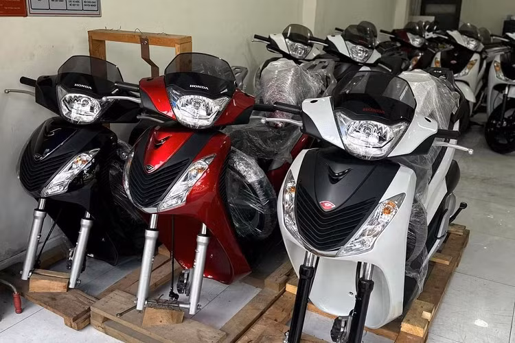 Theo chia sẻ của người bán, chiếc Honda SH 150i 2012 đập thùng trong bài viết này có đầu số máy 111 và xe hoàn toàn chưa qua sử dụng. Được biết, dân chơi SH nhập thường nhìn vào số máy để phân biệt đời xe.