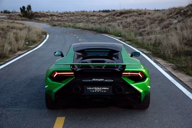 Phần cản mới của Tecnica mang thiết kế Ypsilon đen của Terzo Millennio kết hợp cùng với chi tiết màn khí lần đầu tiên xuất hiện trên một chiếc Huracan. Bộ phận chia gió phía trước được trang bị các thanh trượt thấp hơn, mở hướng điều tiết không khí qua các bánh xe, giúp tăng lực ép mặt đường và làm mát. Sắc đen ở phần kính chắn gió giúp ngoại hình thêm ấn tượng.