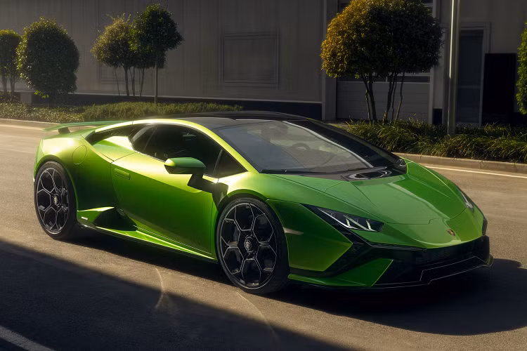 Độ linh hoạt của Huracan Tecnica tiếp tục được thể hiện qua chi tiết nội thất với gói lựa chọn tuỳ chỉnh mở rộng: Cung cấp bất cứ mong muốn nào cũng khách hàng, từ ngoại thất đến những thiết lập vận hành và phản hồi từ người lái, thông qua sự kết nối nhưng quan trọng nhất vẫn là khả năng vận hành ở đường phố và đường đua.
