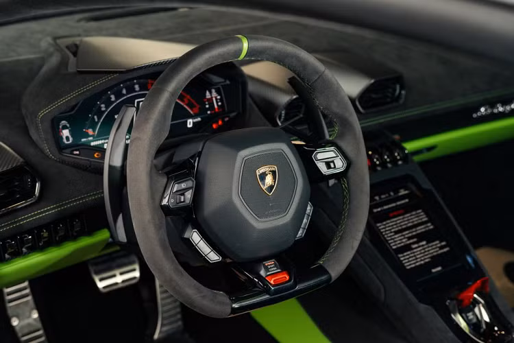 Màu đen của chi tiết Ypsilon phía trước được thiết kế chạy dọc liền mạch hai bên sườn đến cửa hút gió bên hông giúp tôn bật sức sống năng động của chiếc xe, phần mui mang cùng phối màu với thân xe hoặc có thể được sơn đen như một sự tuỳ chọn của khách hàng.