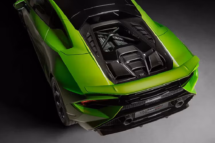 Giao diện màn hình giải trí HMI được Lamborghini tinh chỉnh riêng cho Tecnica. Bảng điều khiển trung tâm giản lược về màu sắc để hướng sự chú ý của người cầm lái hoàn toàn tập trung vào màn hình chính dạng vòm lớn.