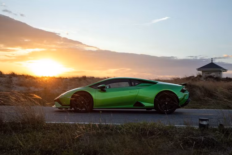 Ngoại thất của Huracan Tecnica sở hữu nhiều đổi mới tinh tế và mang hiệu ứng thị giác ấn tượng ở cả hai khía cạnh: một siêu xe thể thao mang tính biểu tượng của phong cách sống sôi động và một cỗ máy mang hiệu suất tuyệt vời trên những cung đường đua.