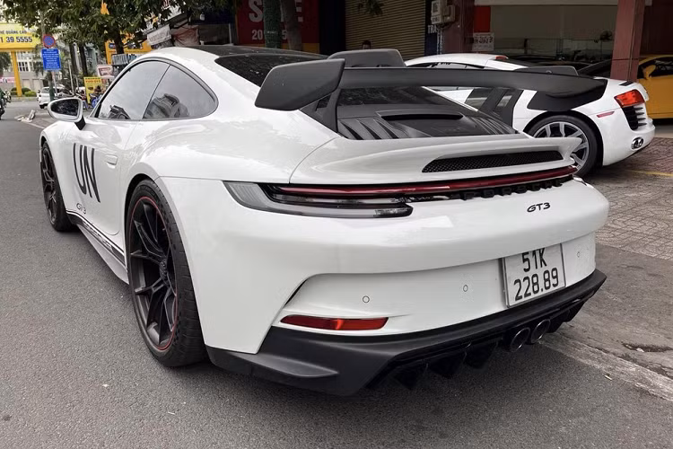 Khác với xe Porsche 911 GT3 2022 màu xanh rêu, chiếc Porsche 911 GT3 thế hệ 992 mang màu trắng sở hữu hộp số tự động 7 tốc độ PDK.