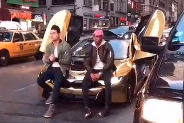Youtuber do BMW i8 ma vang giua duong chup anh…bi dap vo kinh