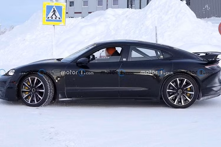 Porsche hiện chưa công bố về sức mạnh động cơ Porsche Taycan Turbo S mới, tuy nhiên nhiều chuyên gia dự đoán phiên bản hiệu suất cao này sẽ được trang bị 3 mô tơ điện nhằm cạnh tranh với Tesla Model S Plaid và Lucid Air Sapphire, vốn có công suất trên 1.000 mã lực.