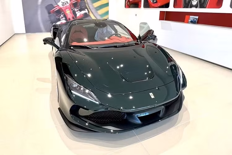 Mã màu British Racing Green giúp cho chiếc siêu xe mui trần Ferrari F8 Spider tại Việt Nam trở nên rất khác biệt và thật sự đẳng cấp, ở 1 số góc chụp ảnh, bộ áo này cho ra ánh xanh đen và chỉ thật sự xuất sắc khi có ánh sáng chiếu vào, lúc này, chẳng khác gì 1 chú tắc kè đang khoe bộ da màu xanh lục tuyệt đẹp.