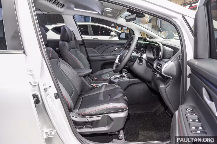 Là phiên bản được thiết kế theo phong cách SUV nên Hyundai Stargazer X có khoảng sáng gầm cao hơn, đạt mức 205 mm. Con số tương ứng của Hyundai Stargazer tiêu chuẩn là 185 mm. Tương tự ngoại thất, nội thất của Hyundai Stargazer X cũng có một số điều chỉnh như viền chỉ đỏ trên ghế và vô lăng, tạo cảm giác thể thao hơn.