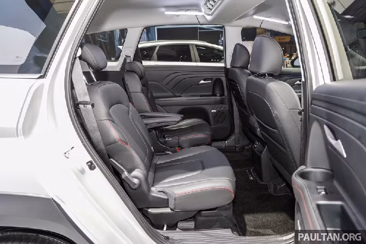 Đặc biệt, Hyundai Stargazer X còn được trang bị phanh tay điện tử và tính năng tự động giữ phanh tạm thời (Auto Hold). Bên cạnh đó là hệ thống âm thanh Bose, nút bấm SOS màu đỏ và đèn nội thất dạng LED thay vì đèn Halogen như bản thường. Trang bị an toàn của Hyundai Stargazer X có thêm phanh đĩa sau và cảm biến hỗ trợ đỗ xe phía trước. Những trang bị còn lại của Hyundai Stargazer X không khác gì bản thường.