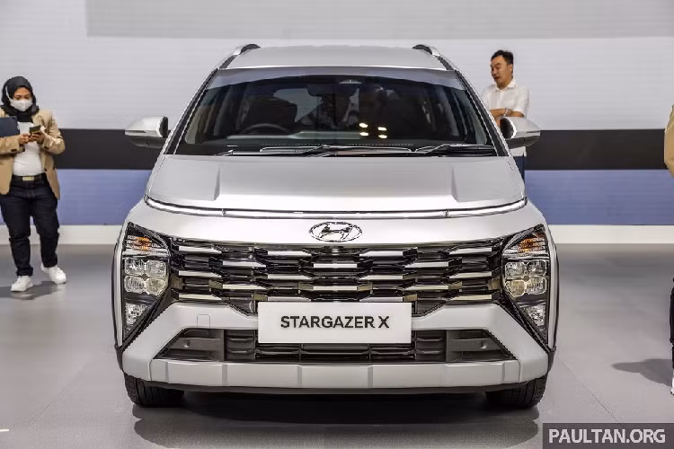 Hiện Hyundai Stargazer cũng đang được phân phối ở thị trường Việt Nam dưới dạng xe nhập khẩu nguyên chiếc từ Indonesia. Sẽ không bất ngờ nếu Hyundai Stargazer X sẽ về Việt Nam trong thời gian tới. Được ra đời nhằm cạnh tranh với Mitsubishi Xpander Cross, Toyota Veloz và Suzuki XL7, Hyundai Stargazer X sở hữu ngoại hình có nhiều điểm khác biệt so với bản thường.