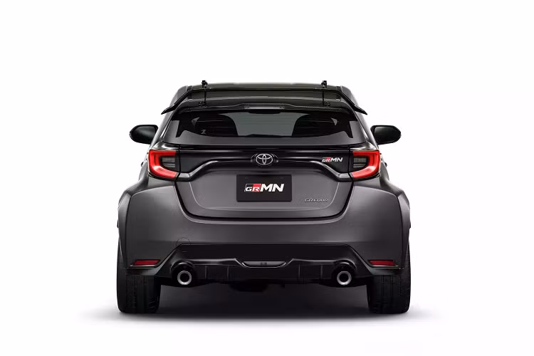 Trong khi, bản tiêu chuẩn GR Yaris sử dụng vi sai Torsen. Mẫu Toyota GRMN Yaris Circuit Package được đưa lên sàn đấu giá lần này có màu sơn Matte Steel khá bắt mắt. Đặc biệt màu sơn này chỉ sản xuất giới hạn 50 chiếc và chiếc xe đấu giá cũng chỉ vừa lăn bánh 66 km.