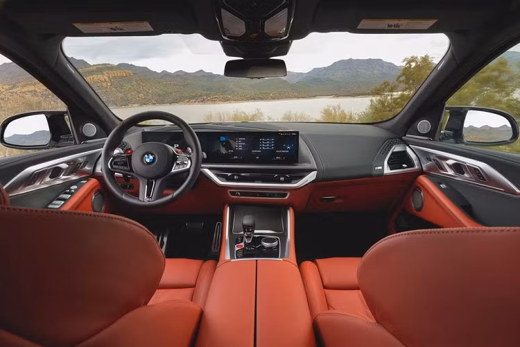 Đáng chú ý, BMW XM 2023 còn được trang bị hệ thống chống lật chủ động với thanh cân bằng điều khiển điện tử tiêu chuẩn và hệ thống đánh lái cầu sau – lần đầu tiên xuất hiện trên mẫu BMW M. BMW XM 2023 sở hữu một ngoại hình được đánh giá là khá táo bạo và cá tính.