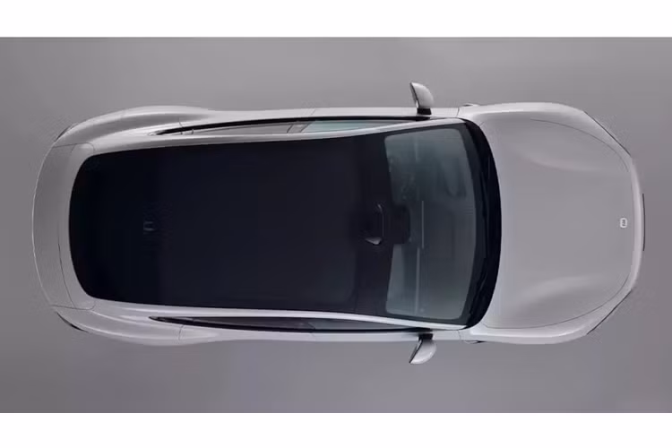 Bên cạnh đó là cánh gió đuôi chủ động, có thể nâng lên để tăng lực ép xuống mặt đường khi xe chạy ở tốc độ cao. Bên trong xe, Xiaomi SU7 được trang bị bảng đồng hồ kỹ thuật số nhỏ và màn hình cảm ứng trung tâm cỡ lớn. Không có gì bất ngờ khi mẫu xe này dùng hệ điều hành HyperOS do chính Xiaomi phát triển.