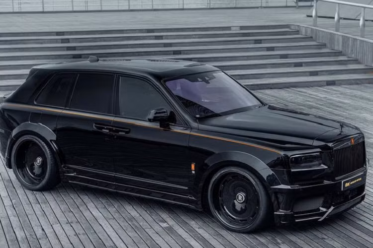 Ngoại hình của chiếc Rolls-Royce Cullinan siêu sang vốn đã sang trọng nay còn trở nên ngầu hơn khi qua tay những người thợ của xưởng Absolute. Cụ thể, chiếc Cullinan được bổ sung bộ bodykit thân rộng bao gồm ốp hông, ốp vòm bánh xe và một số phụ kiện ở phía trước và phía sau. 