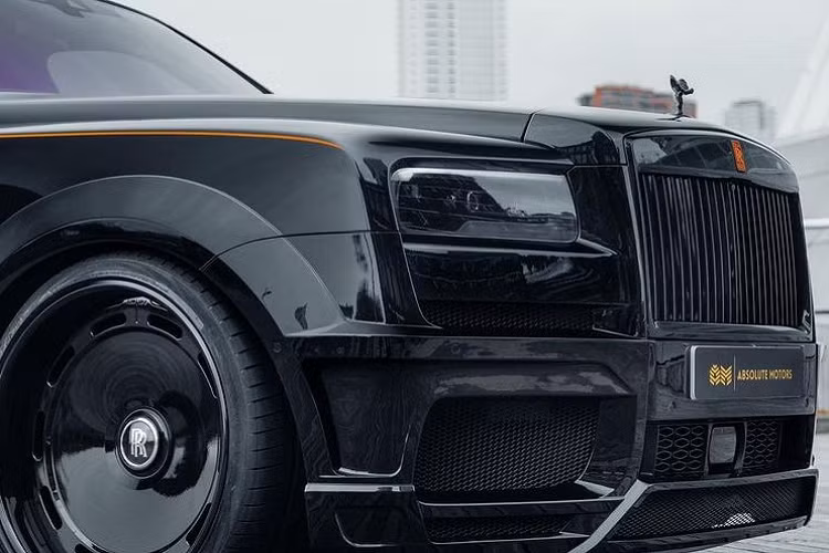 Cụm đèn pha Rolls-Royce Cullinan của Absolute Motors phủ tông màu khói cho phù hợp với tổng thể. Mâm xe kết cấu đặc đến từ thương hiệu Al13wheels, kích thước lên tới tới 24 inch.