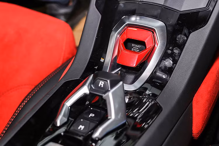 Siêu xe Lamborghini Huracan LP610-4 màu đen chính hãng độc nhất Việt Nam còn có các điểm nhấn như carbon ở ngoại thất, la-zăng 5 chấu kép sơn đen mờ đi cùng kẹp phanh màu đỏ. Bên trong khoang lái, xe có nội thất màu đỏ-đen khá bắt mắt.