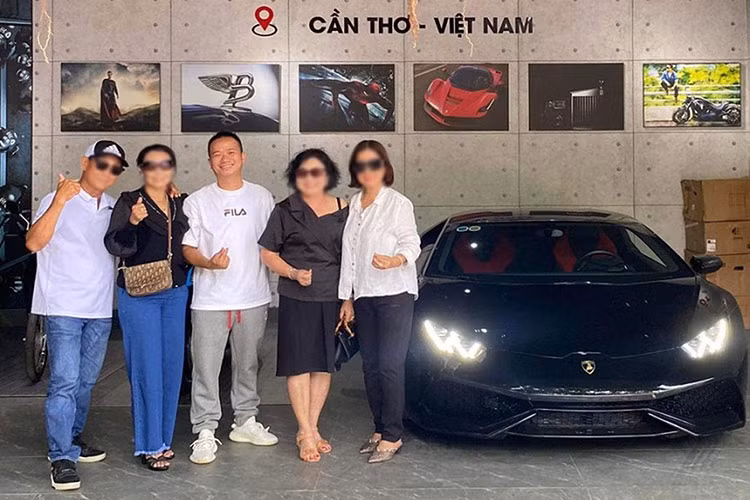 Vào năm 2018, giá lăn bánh Lamborghini Huracan LP610-4 tại thời điểm đó ước tính trên 26 tỷ đồng. Sau vài năm sử dụng, chiếc siêu xe này được làm mới ngoại thất với màu sơn đen bóng mang mã Nero Noctis. Sau khi qua nhiều đời chủ, mức giá xe chỉ còn hơn 14,5 tỷ đồng khi đến tay vị đại gia Cần Thơ.